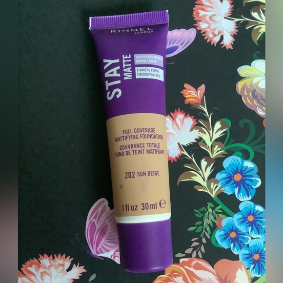 Rimmel London stay matte foundation, sun beige, lightweight mousse - Picture 2 of 3